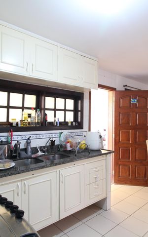 Casa de condomínio à venda com 250m², 4 quartos e 3 vagasCozinha