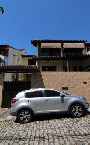 Casa de condomínio à venda com 250m², 4 quartos e 3 vagasFachada