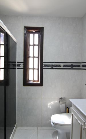 Casa de condomínio à venda com 250m², 4 quartos e 3 vagasBanheiro Social 1