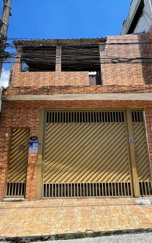 Casa à venda com 150m², 3 quartos e 2 vagas Casa à venda com 150m², 3 quartos e 2 vagasFachada + Placa