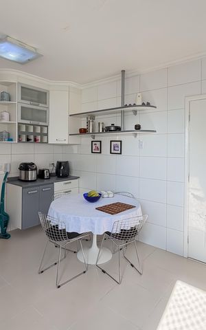 Apartamento à venda com 133m², 3 quartos e 2 vagas Apartamento à venda com 133m², 3 quartos e 2 vagasCozinha