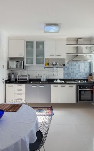 Apartamento à venda com 133m², 3 quartos e 2 vagas Apartamento à venda com 133m², 3 quartos e 2 vagasCozinha