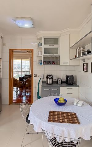 Apartamento à venda com 133m², 3 quartos e 2 vagas Apartamento à venda com 133m², 3 quartos e 2 vagasCozinha