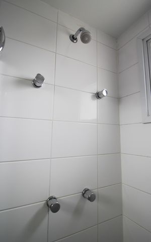 Apartamento à venda com 74m², 2 quartos e 2 vagas Apartamento à venda com 74m², 2 quartos e 2 vagasBanheiro da Suíte
