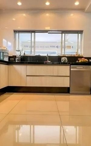 Casa de condomínio à venda com 580m², 3 quartos e 6 vagas