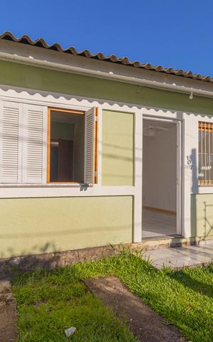 Casa à venda com 42m², 2 quartos e 1 vaga Casa à venda com 42m², 2 quartos e 1 vagaFachada