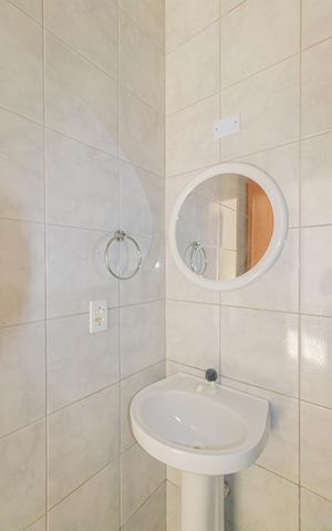Casa à venda com 42m², 2 quartos e 1 vaga Casa à venda com 42m², 2 quartos e 1 vagaBanheiro