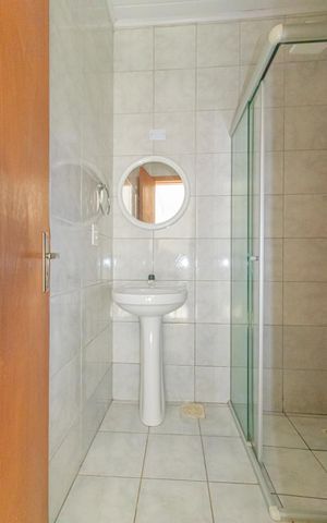 Casa à venda com 42m², 2 quartos e 1 vaga Casa à venda com 42m², 2 quartos e 1 vagaBanheiro