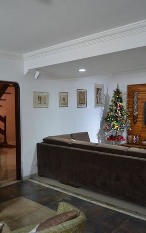 Casa à venda com 230m², 3 quartos e 4 vagasSala