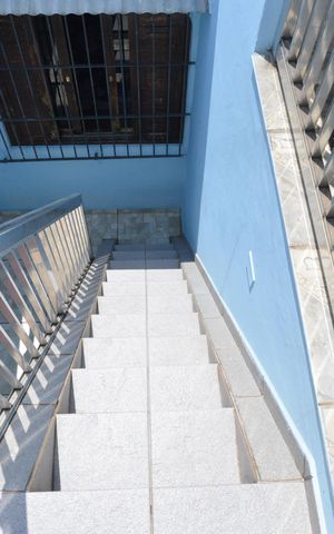 Casa à venda com 230m², 3 quartos e 4 vagasEscada