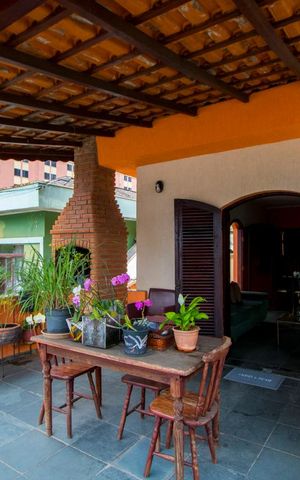 Casa à venda com 200m², 4 quartos e 2 vagas Casa à venda com 200m², 4 quartos e 2 vagasVaranda da sala
