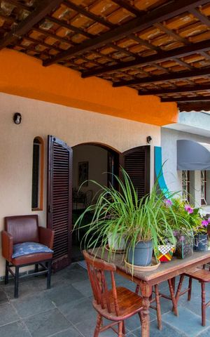 Casa à venda com 200m², 4 quartos e 2 vagas Casa à venda com 200m², 4 quartos e 2 vagasVaranda da sala