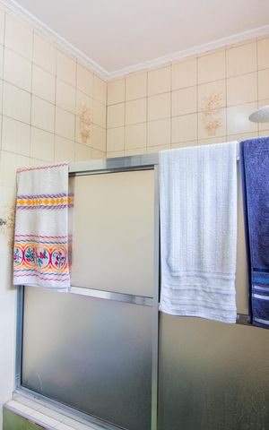 Casa à venda com 200m², 4 quartos e 2 vagas Casa à venda com 200m², 4 quartos e 2 vagasBanheiro social