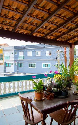 Casa à venda com 200m², 4 quartos e 2 vagas Casa à venda com 200m², 4 quartos e 2 vagasVaranda da sala