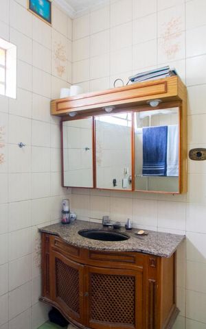 Casa à venda com 200m², 4 quartos e 2 vagas Casa à venda com 200m², 4 quartos e 2 vagasBanheiro social