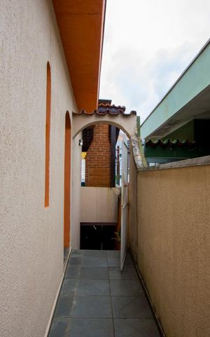 Casa à venda com 200m², 4 quartos e 2 vagas Casa à venda com 200m², 4 quartos e 2 vagasCorredor