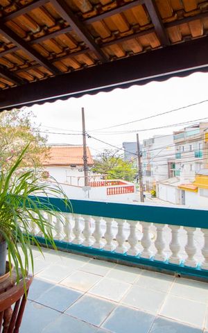 Casa à venda com 200m², 4 quartos e 2 vagas Casa à venda com 200m², 4 quartos e 2 vagasVaranda da sala