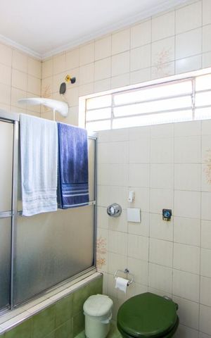 Casa à venda com 200m², 4 quartos e 2 vagas Casa à venda com 200m², 4 quartos e 2 vagasBanheiro social