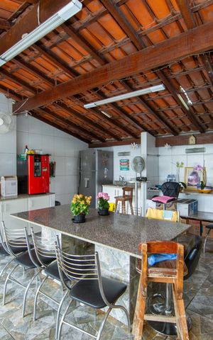 Casa à venda com 480m², 4 quartos e 6 vagas Casa à venda com 480m², 4 quartos e 6 vagasAREA EXTERNA