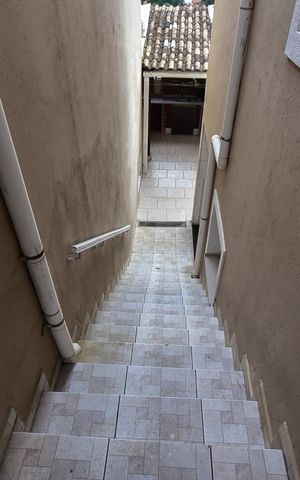 Casa à venda com 152m², 3 quartos e 2 vagasEscada
