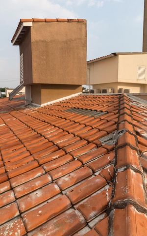 Casa à venda com 180m², 3 quartos e 3 vagas Casa à venda com 180m², 3 quartos e 3 vagasTelhado/Caixa-dágua