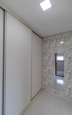 Casa de condomínio à venda com 330m², 4 quartos e sem vaga Casa de condomínio à venda com 330m², 4 quartos e sem vagaCloset da suíte 02
