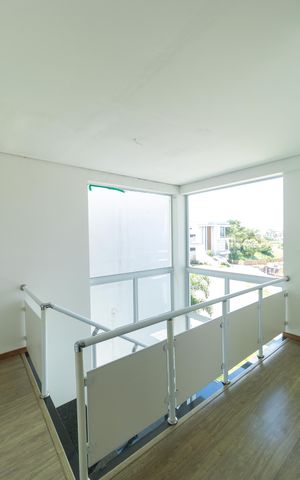 Casa de condomínio à venda com 330m², 4 quartos e sem vaga Casa de condomínio à venda com 330m², 4 quartos e sem vagaEscada