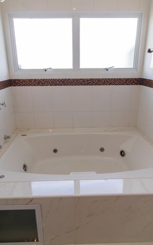 Casa de condomínio à venda com 330m², 4 quartos e sem vaga Casa de condomínio à venda com 330m², 4 quartos e sem vagaBanheiro da suíte 01