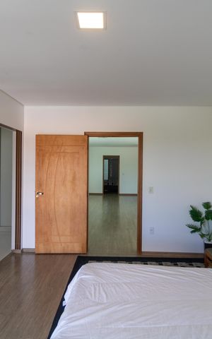 Casa de condomínio à venda com 330m², 4 quartos e sem vaga Casa de condomínio à venda com 330m², 4 quartos e sem vagaSuíte 01