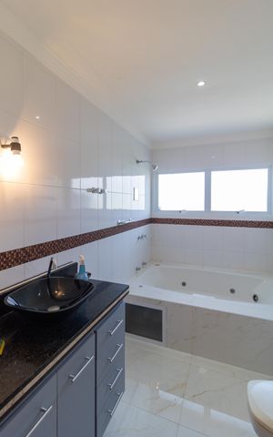 Casa de condomínio à venda com 330m², 4 quartos e sem vaga Casa de condomínio à venda com 330m², 4 quartos e sem vagaBanheiro da suíte 01