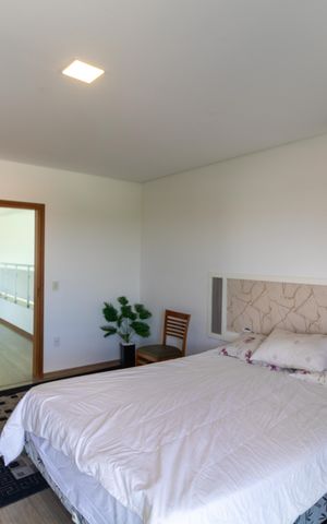 Casa de condomínio à venda com 330m², 4 quartos e sem vaga Casa de condomínio à venda com 330m², 4 quartos e sem vagaSuíte 01