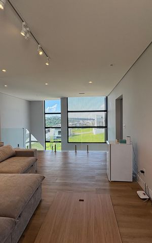 Casa de condomínio à venda com 500m², 4 quartos e 6 vagasSala do andar superior