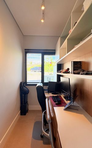 Casa de condomínio à venda com 500m², 4 quartos e 6 vagasEscritório