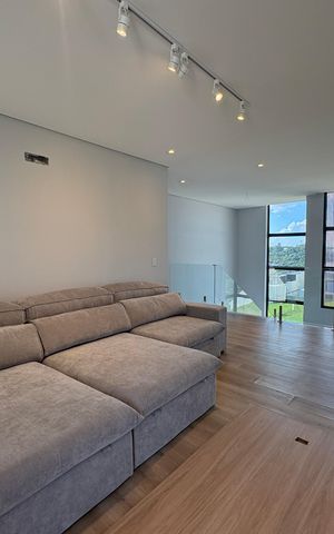 Casa de condomínio à venda com 500m², 4 quartos e 6 vagasSala do andar superior