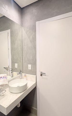 Casa de condomínio à venda com 500m², 4 quartos e 6 vagasBanheiro da Demi-Suíte 1