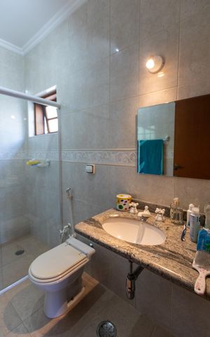 Casa de condomínio à venda com 255m², 3 quartos e 3 vagas Casa de condomínio à venda com 255m², 3 quartos e 3 vagasBanheiro da Suíte 3
