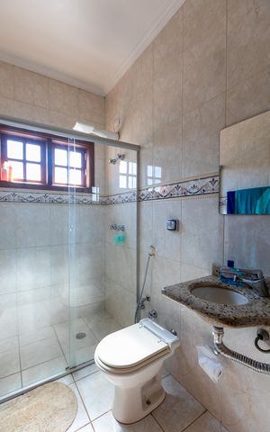 Casa de condomínio à venda com 255m², 3 quartos e 3 vagas Casa de condomínio à venda com 255m², 3 quartos e 3 vagasBanheiro da Suíte 1