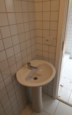 Casa de condomínio para alugar com 415m², 3 quartos e 5 vagasBanheiro de serviço