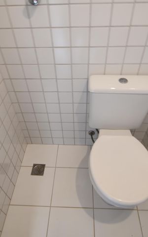 Casa de condomínio para alugar com 415m², 3 quartos e 5 vagasBanheiro de serviço