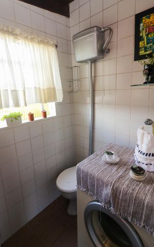 Casa à venda com 329m², 6 quartos e 3 vagas Casa à venda com 329m², 6 quartos e 3 vagasLavabo 1