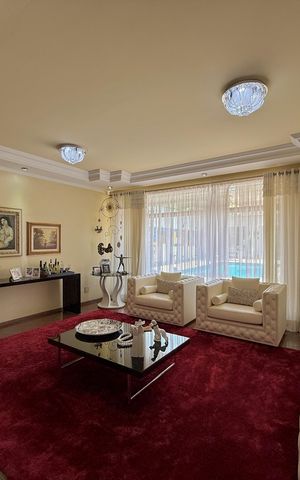 Casa à venda com 500m², 6 quartos e 6 vagas Casa à venda com 500m², 6 quartos e 6 vagasSala