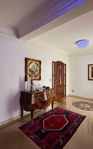 Casa à venda com 500m², 6 quartos e 6 vagas Casa à venda com 500m², 6 quartos e 6 vagasSala