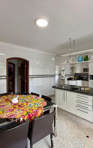 Casa à venda com 500m², 6 quartos e 6 vagas Casa à venda com 500m², 6 quartos e 6 vagasCozinha