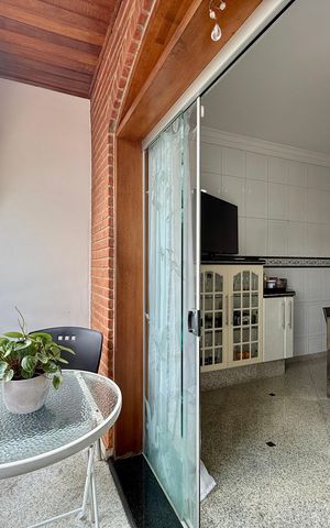 Casa à venda com 500m², 6 quartos e 6 vagas Casa à venda com 500m², 6 quartos e 6 vagasSacada Cozinha