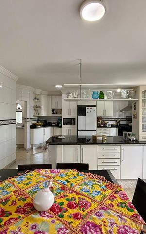 Casa à venda com 500m², 6 quartos e 6 vagas Casa à venda com 500m², 6 quartos e 6 vagasCozinha