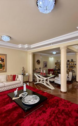 Casa à venda com 500m², 6 quartos e 6 vagas Casa à venda com 500m², 6 quartos e 6 vagasSala