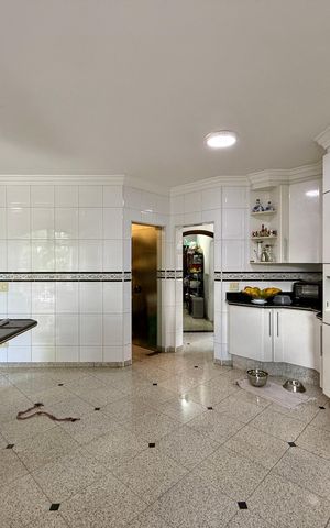 Casa à venda com 500m², 6 quartos e 6 vagas Casa à venda com 500m², 6 quartos e 6 vagasCozinha