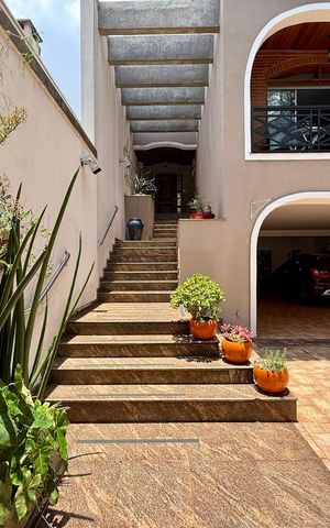 Casa à venda com 500m², 6 quartos e 6 vagas Casa à venda com 500m², 6 quartos e 6 vagasEntrada