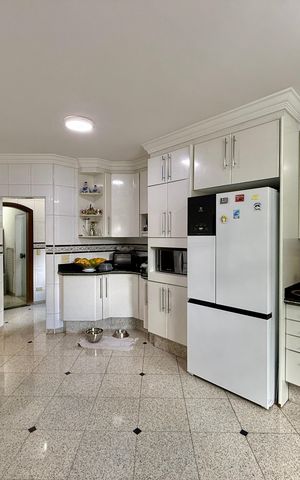Casa à venda com 500m², 6 quartos e 6 vagas Casa à venda com 500m², 6 quartos e 6 vagasCozinha
