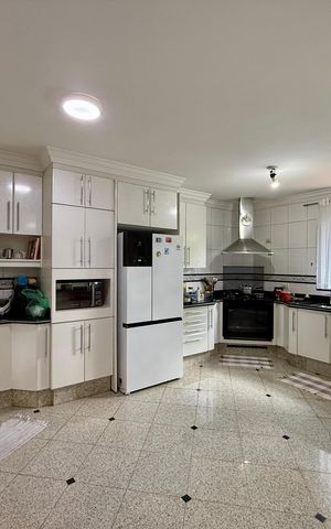 Casa à venda com 500m², 6 quartos e 6 vagas Casa à venda com 500m², 6 quartos e 6 vagasCozinha